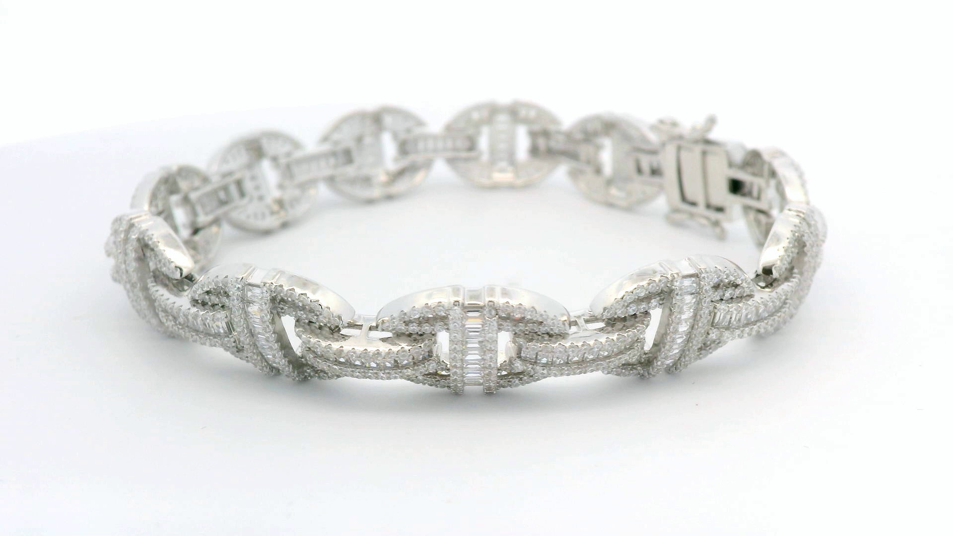 Silver gucci link bracelet with emerald cuts